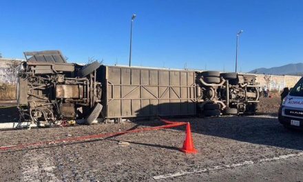 Autobús de peregrinos sufre volcadura en la autopista México-Puebla y mueren 3 personas