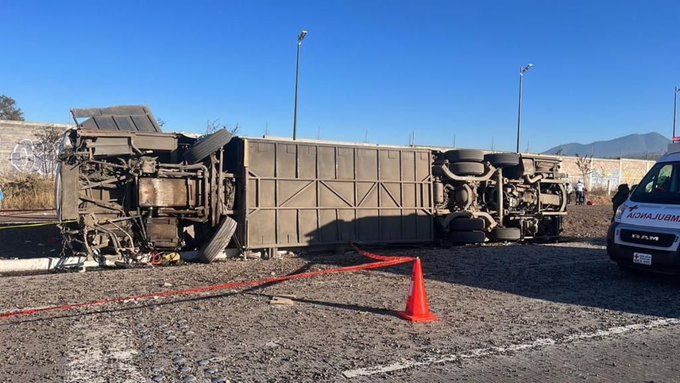 Autobús de peregrinos sufre volcadura en la autopista México-Puebla y mueren 3 personas