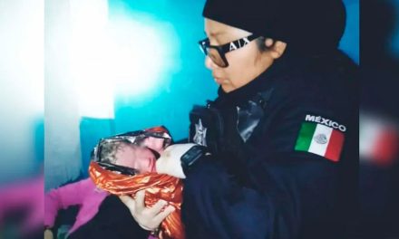 Policía de Tijuana ayuda a mujer a dar a luz