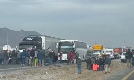Extrabajadores de AHMSA bloquean carretera