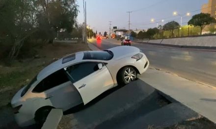 Conductor toma curva a exceso de velocidad por La Fragua y se sale del camino en Saltillo
