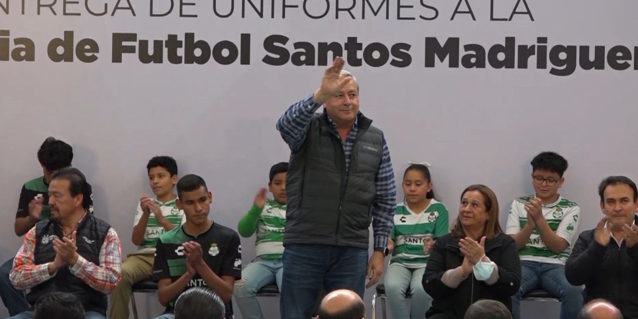 Continúa Chema Fraustro apoyando al deporte de Saltillo