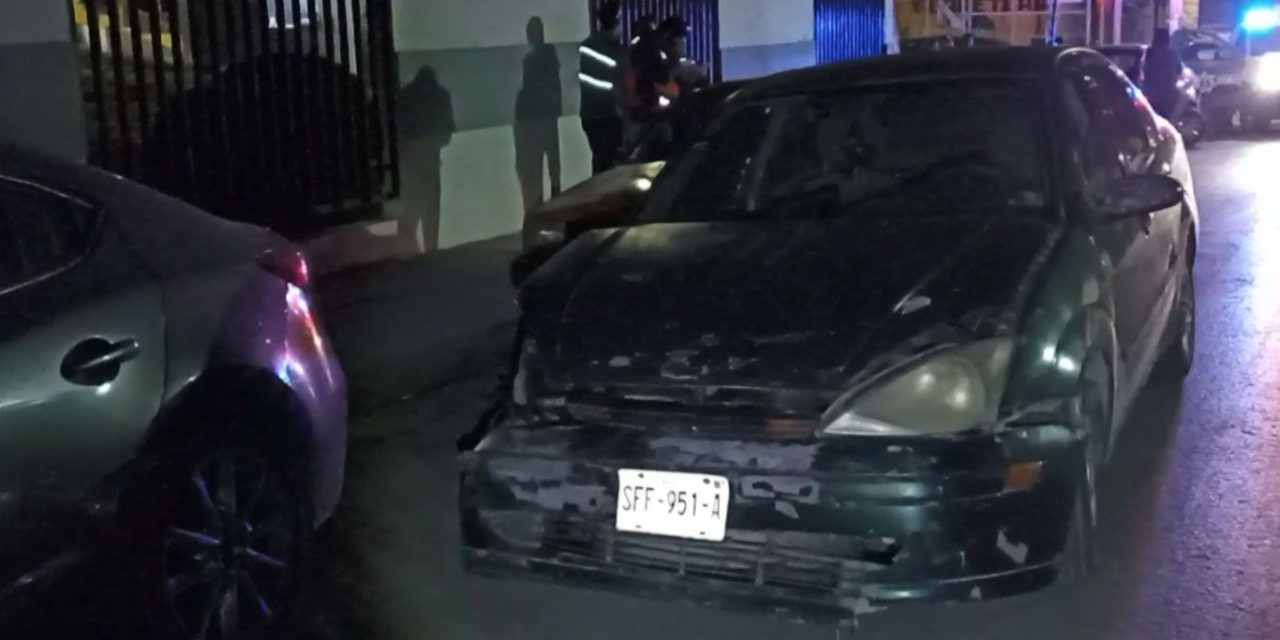Choca tres carros estacionados; iba conduciendo y tomando a la vez en la colonia Vistahermosa