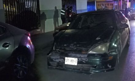 Choca tres carros estacionados; iba conduciendo y tomando a la vez en la colonia Vistahermosa