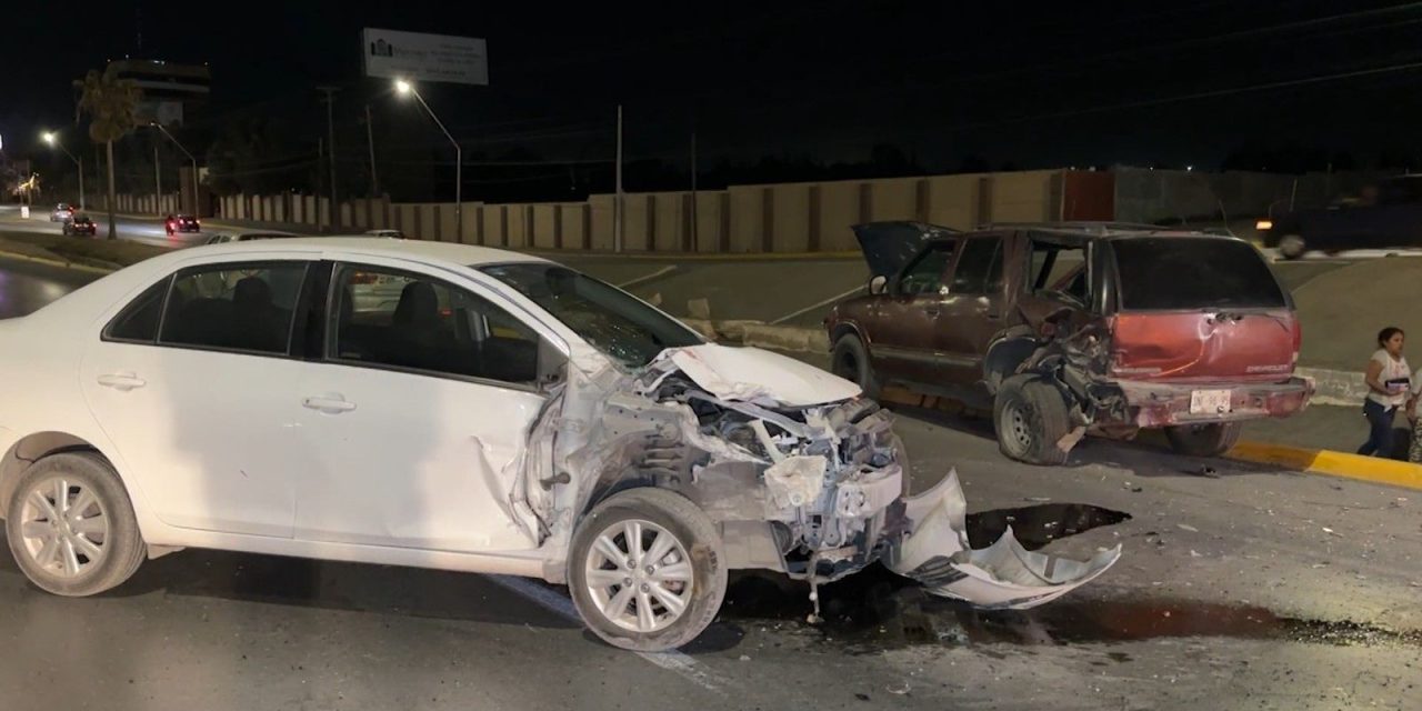 Conductora choca contra camioneta descompuesta en Saltillo