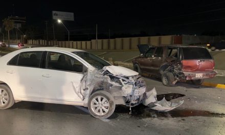 Conductora choca contra camioneta descompuesta en Saltillo