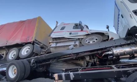 Chocan trailers en la Saltillo-Monterrey y generan caos vial por percance