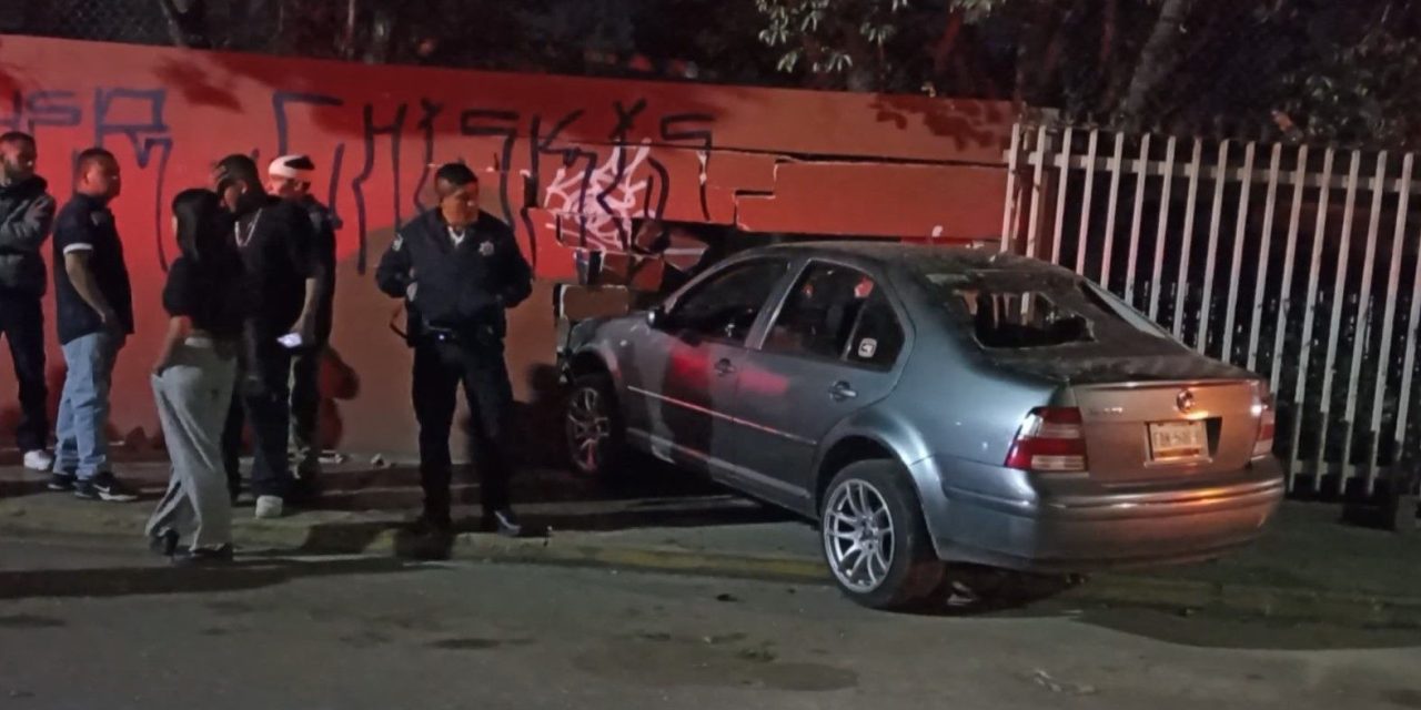 Jóvenes escapan de una riña y terminan chocando contra una escuela en Saltillo