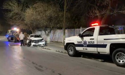 Hombre pierde el control de su auto y choca contra base de puente peatonal en Saltillo