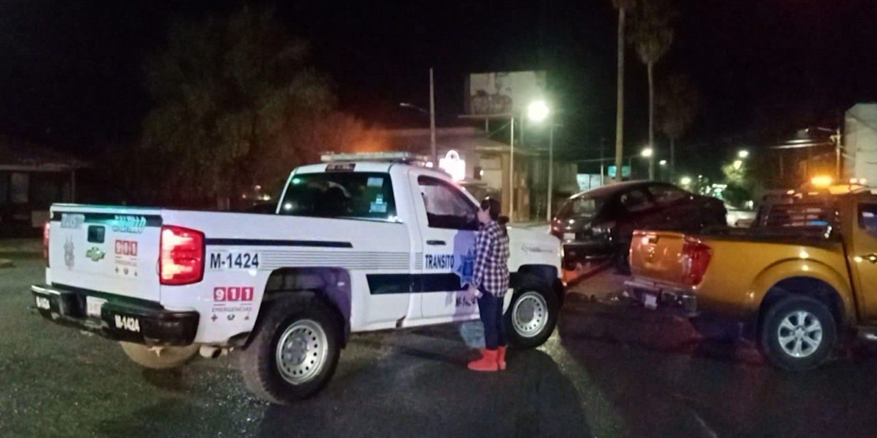 Conductor se pasa el rojo y provoca un aparatoso accidente en Saltillo