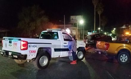 Conductor se pasa el rojo y provoca un aparatoso accidente en Saltillo