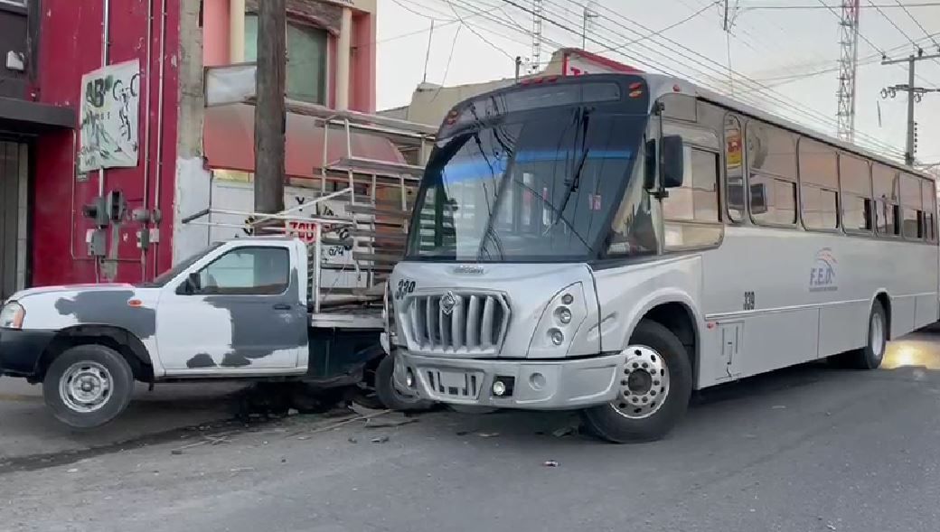 Choca transporte de personal en Saltillo; se queda dormido