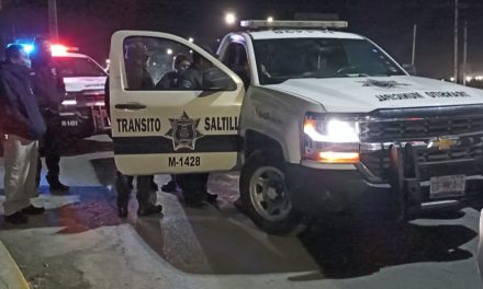 Ebrio chocó auto que esperaba su luz en Saltillo