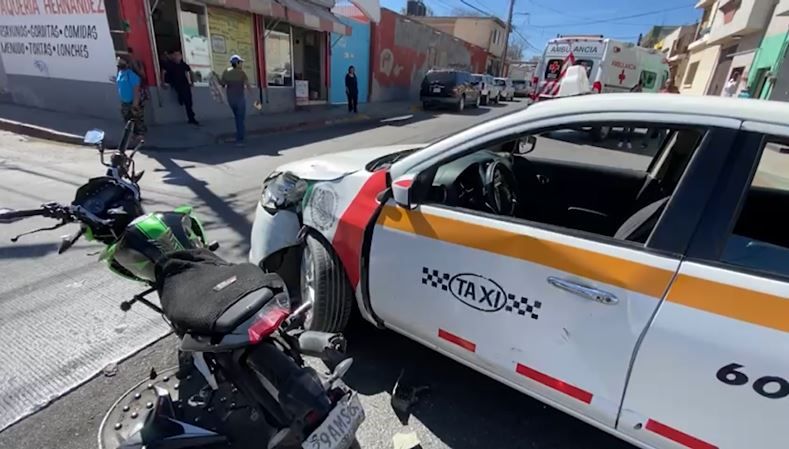 Motociclista se impacta contra taxista: una mujer lesionada en Centro de Saltillo