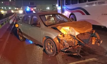 Destroza su auto al chocar con muro de contención en periférico LEA de Saltillo
