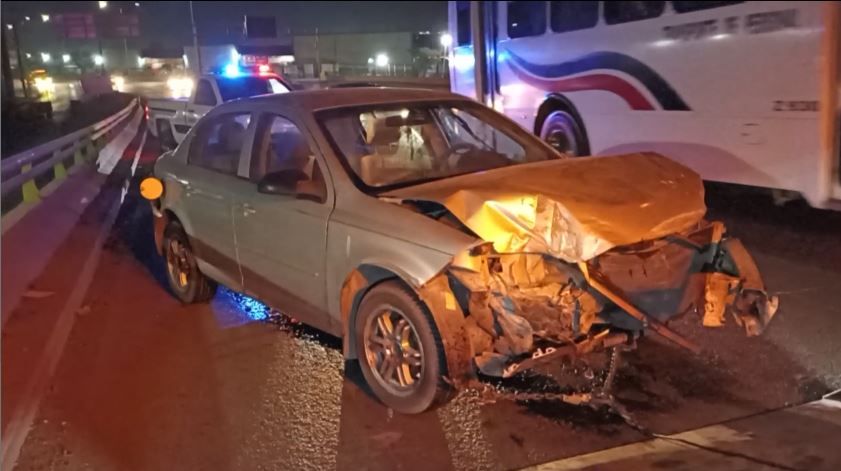 Destroza su auto al chocar con muro de contención en periférico LEA de Saltillo