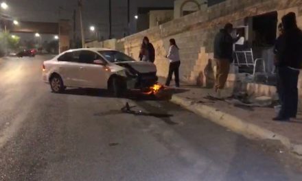 Mujer impacta su auto y derriba barda de domicilio en Saltillo