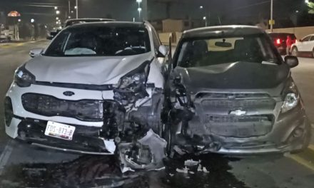 Saltillo: Ebrio se pasa el rojo y causa choque; causó cuantiosos daños y quedo detenido