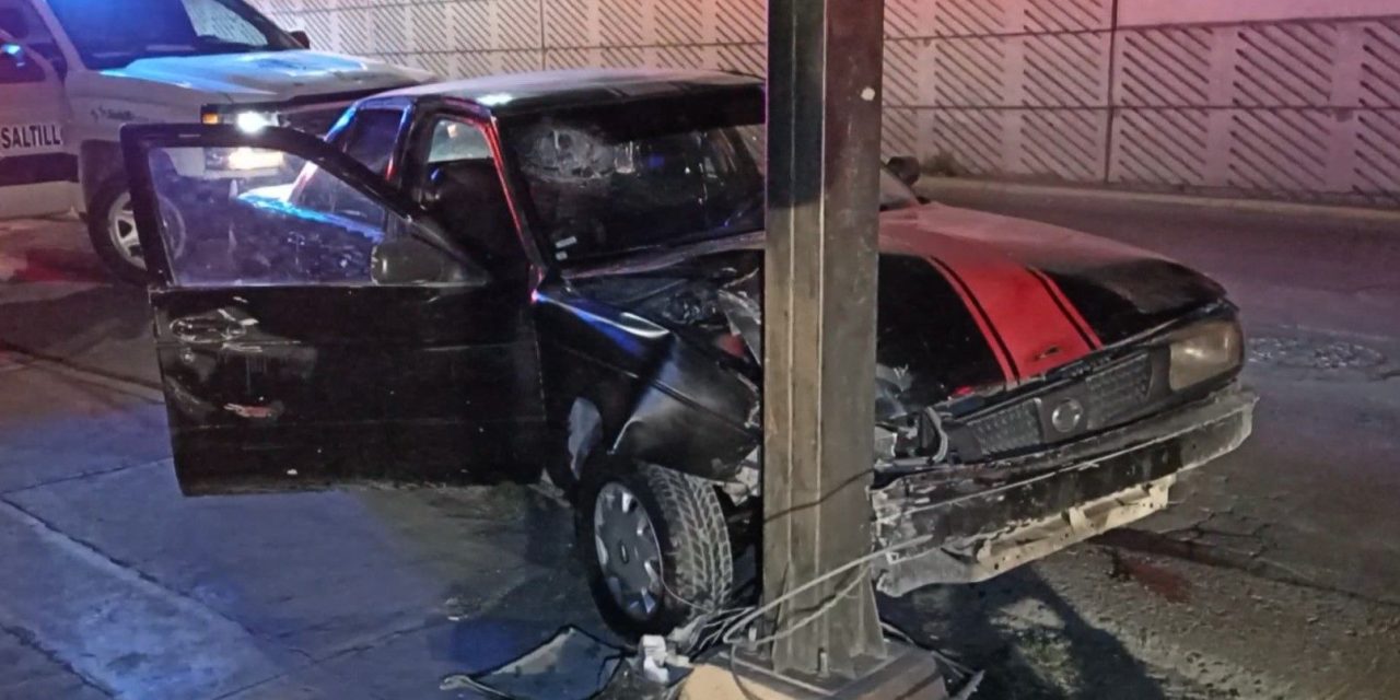 En lugar de llegar a casa, mujer termina en urgencias al ensartarse contra poste en Saltillo