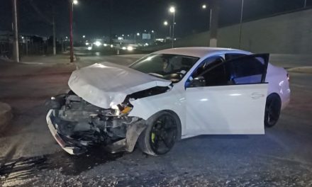 Se le hizo fácil volarse el semáforo y termina chocando un taxi en Saltillo