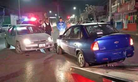 Saltillo: Ebrio gira sin precaución y provoca choque en Coss; quiso agredir al afectado