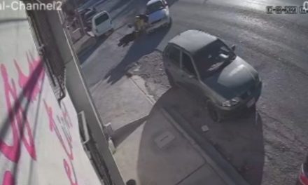 Motociclista se impacta con un automóvil y termina en un hospital de Parras