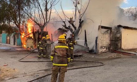 Voraz incendio arrasa con vivienda al oriente de Saltillo