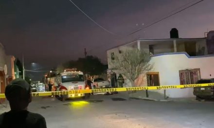 Rescatan Bomberos de Saltillo a mascotas de voraz incendio