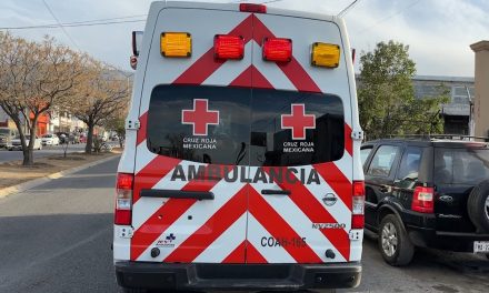 Chofer de camión quitó derecho de paso y lesiona a motociclista en Saltillo