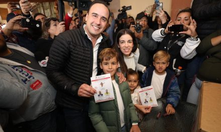 Emite su voto Manolo Jiménez para elegir candidato a gobernador