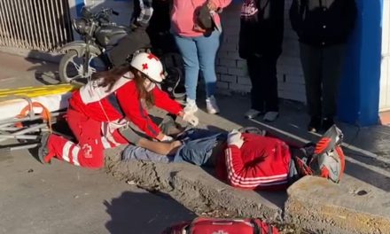Motociclista termina con una factura en la colonia La Madrid de Saltillo