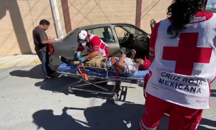 Derriban a motociclista en Saltillo; lo impactan por alcance