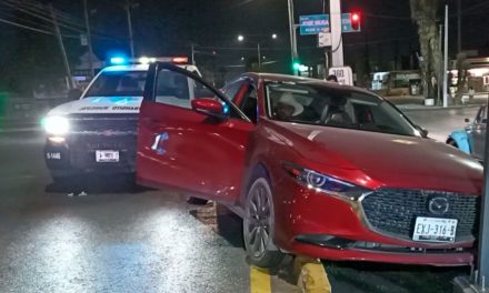 Saltillo: Mujer ebria tomó curva a exceso de velocidad y terminó arriba del camellón en Musa de León