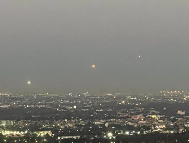 ¿Qué es eso? Captan objetos misteriosos sobrevolando la CDMX (video)