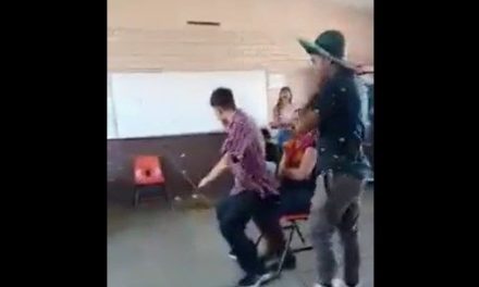 Video: Alumnos se ‘gradúan en perreo’ en Cobac de Coahuila… le bailan a maestra en el salón