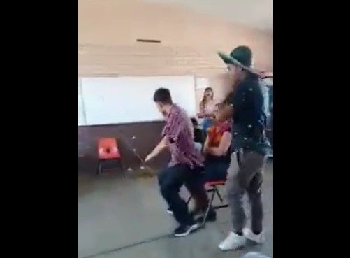 Video: Alumnos se ‘gradúan en perreo’ en Cobac de Coahuila… le bailan a maestra en el salón
