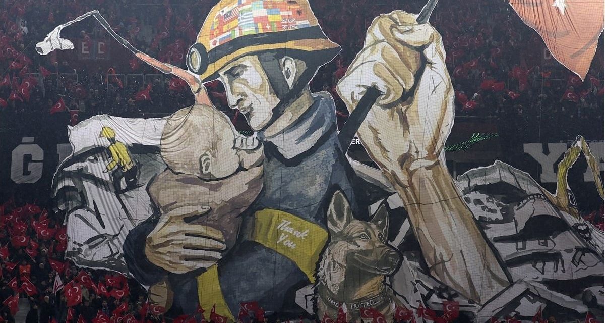 En estadio de Turquía rinden tributo a Proteo, el perrito rescatista fallecido