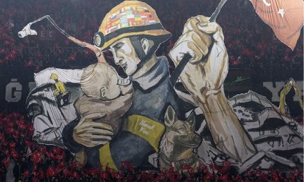 En estadio de Turquía rinden tributo a Proteo, el perrito rescatista fallecido