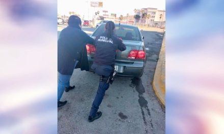 Proximidad social bandera de la Policía en Saltillo
