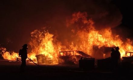 Arde material en una recicladora: más de cuatro horas de maniobras de Bomberos en Saltillo