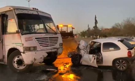 Ruta urbana se estrella contra auto particular: conductor queda atrapado en Saltillo