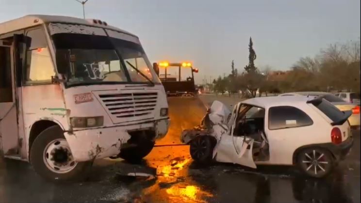 Ruta urbana se estrella contra auto particular: conductor queda atrapado en Saltillo