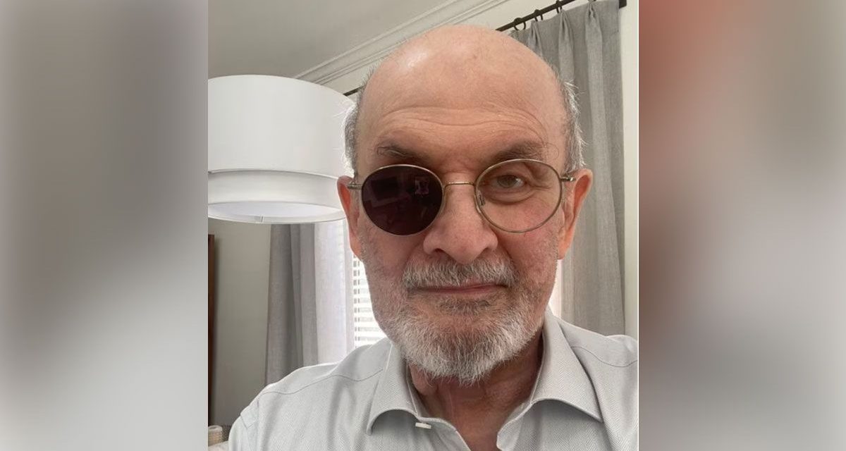 Salman Rushdie publica su primera foto tras ataque: ‘no puedo escribir’