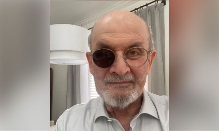 Salman Rushdie publica su primera foto tras ataque: ‘no puedo escribir’