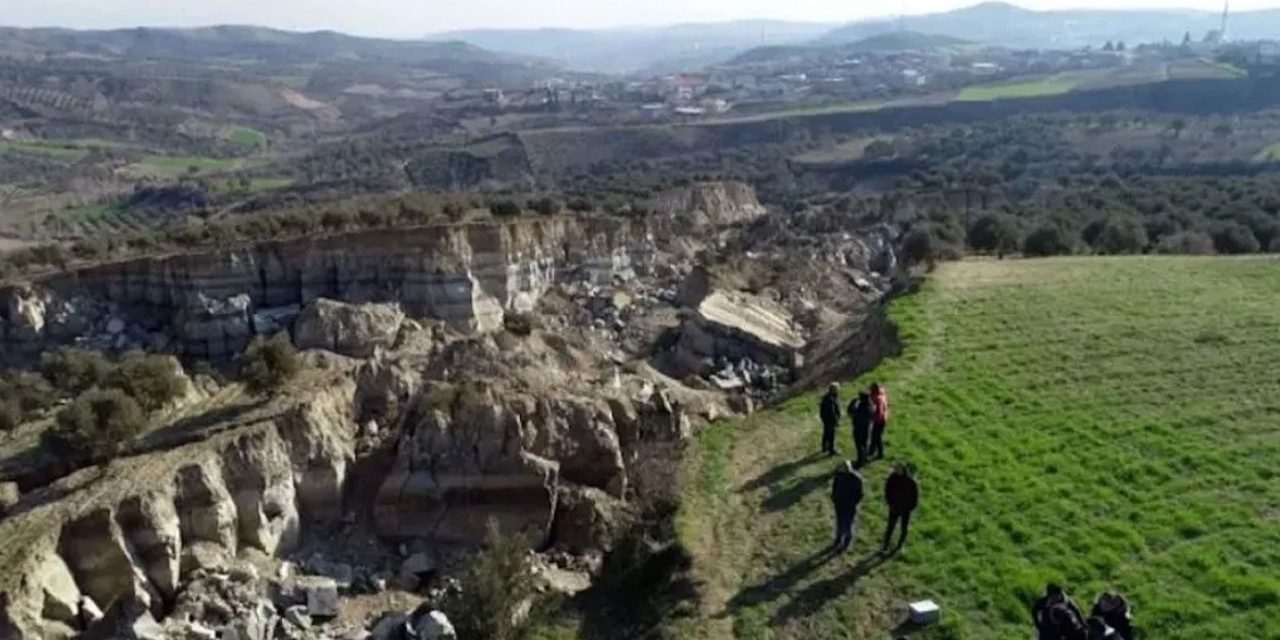 Tajo de 300 metros se abre en Turquía tras sismo