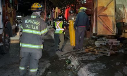 Tras caída de tanque, explosión moviliza a bomberos en Lomas Verdes de Saltillo