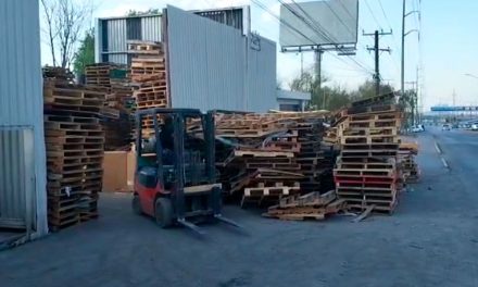 Saltillo: Vecinos en riesgo por tarimera, está ubicada a escasos metros de una gasolinera en Otilio González