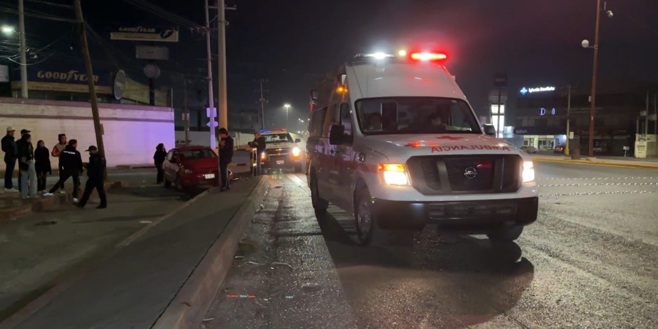 Tractocamión embiste auto compacto al norte de Saltillo
