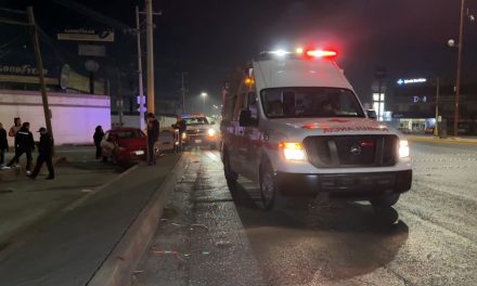 Tractocamión embiste auto compacto al norte de Saltillo