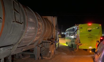 Trailer impacta ruta urbana; seis pasajeros resultaron lesionados